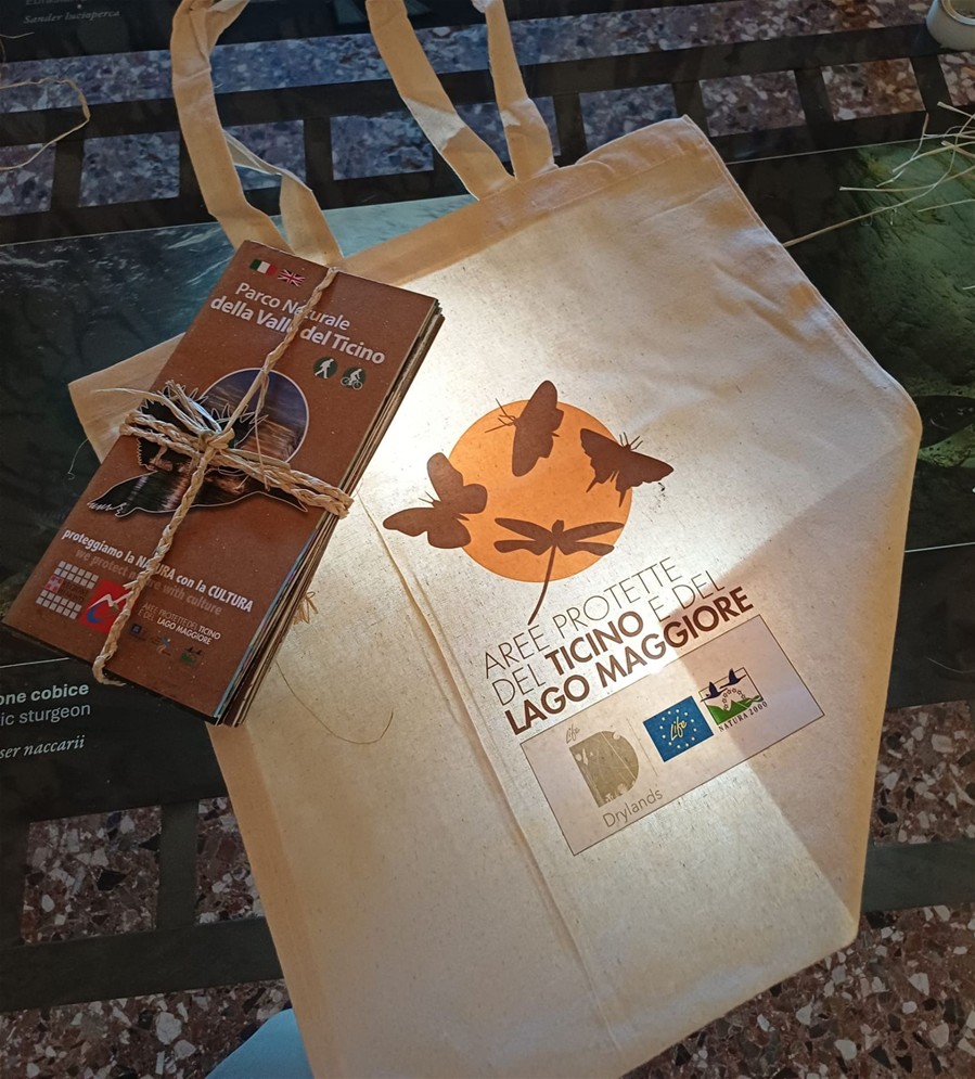 Cartine di fruizione e borsa in tela.
